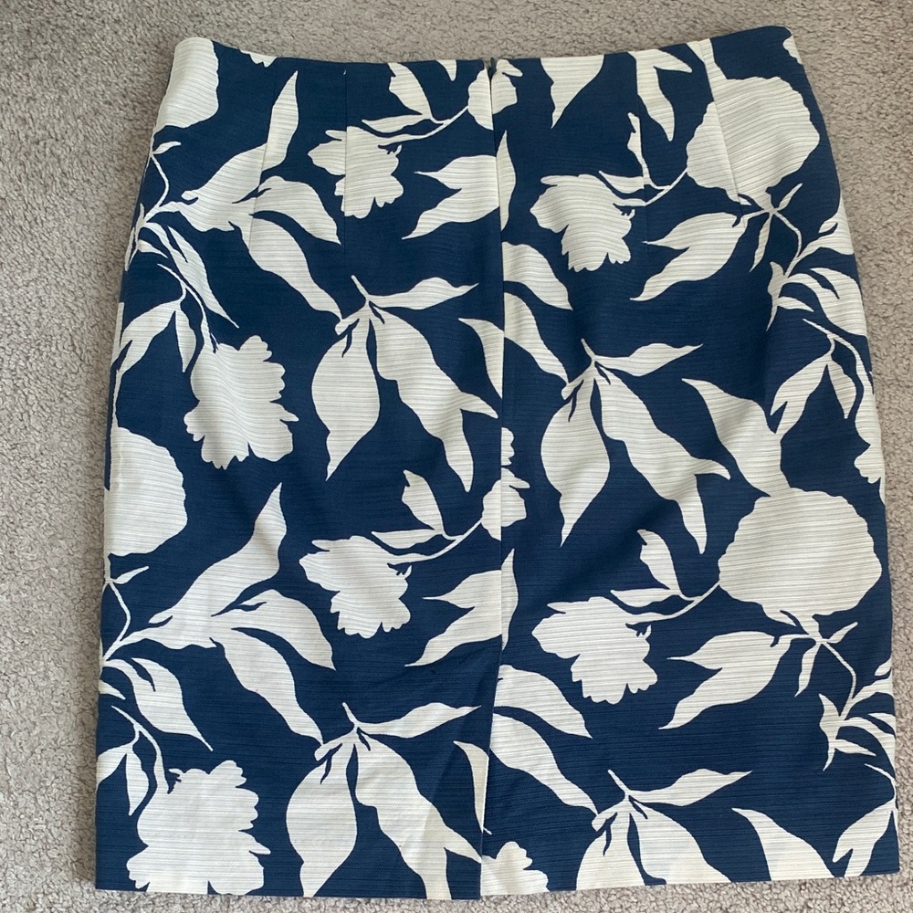 Ann Taylor Factory Lined Blue and White Floral Pencil Skirt - Picture 2 of 5